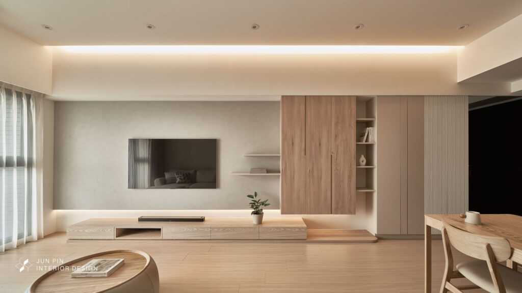 奶茶風客廳用灰色的馬來漆做底，結合上方大樑的間接照明，讓樑隱藏起來