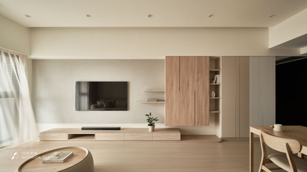 奶茶風格新成屋室內設計案例客廳櫃子整體都挑選奶茶色系，和家具，做搭配，再點綴一些木紋，使整體更有氛圍感