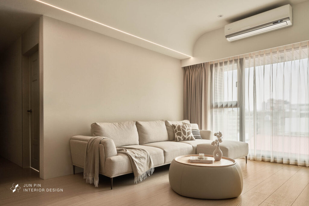 弧形天花造型設計搭配間接照明讓奶茶色客廳更有氛圍