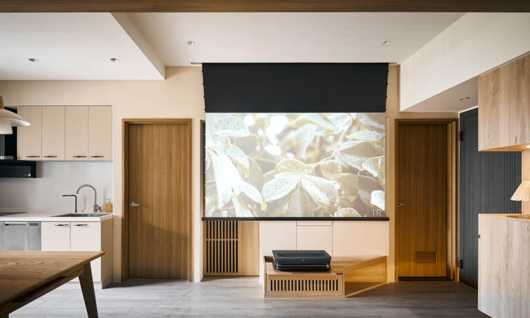 投影機也是時下很多家廳的選擇