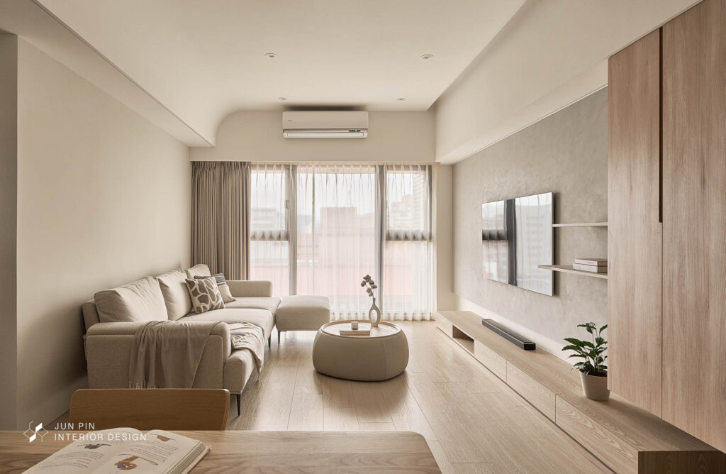 奶茶風格新成屋住宅規劃由於業主喜歡奶茶色配色，也喜歡燈光的配置，和圓弧的設計，因此客廳特別規劃圓弧造型