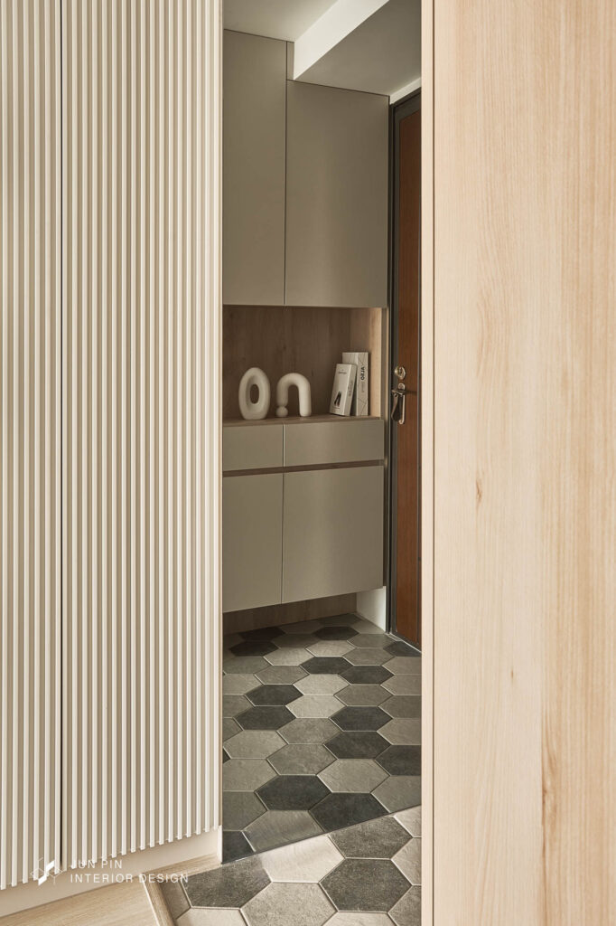 郡品室內設計奶茶風設計案例，透過鏡面放大玄關視覺