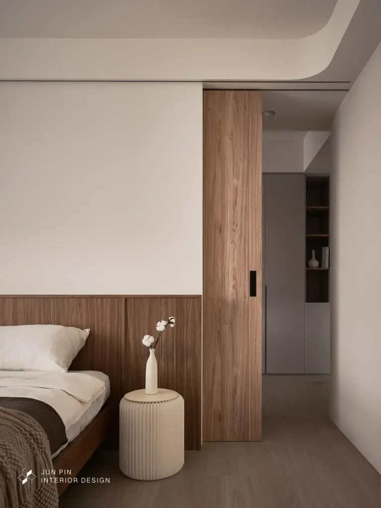 臥室以「減法設計」為核心，捨去多餘裝飾，讓空間回到最單純、放鬆的狀態。