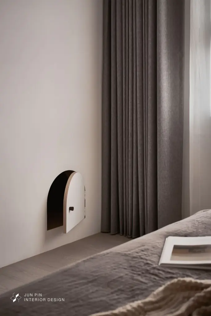 主臥牆邊設置通往書房臥榻下方的貓門做串聯通道