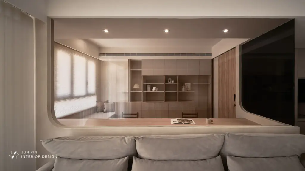 書房以整合式收納櫃梳理視覺秩序，搭配鐵件層板展示櫃，在穩定中加入輕盈層次。