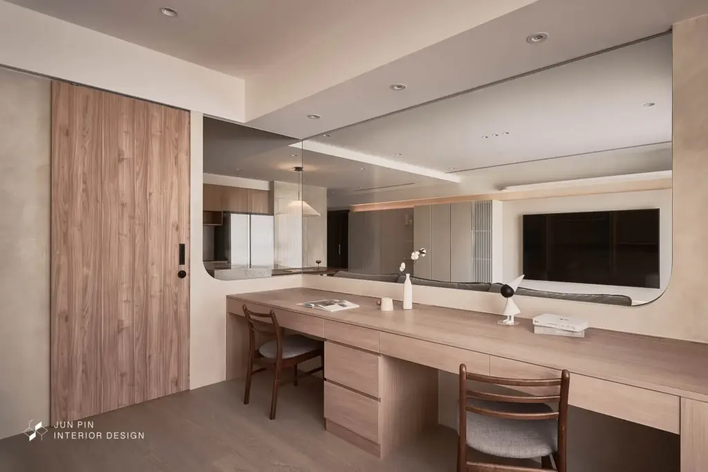 書房外圍拱門設計，書房內看其實是木拉門