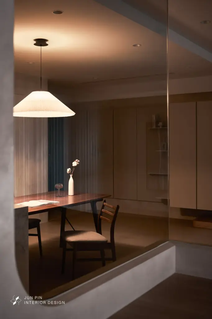 餐廚空間採開放式設計， 透過材質與高度界定場域，保有互動性也維持空間秩序。