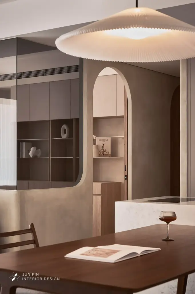 業主選的餐廳吊燈也成為全室現代侘寂風格的視覺焦點