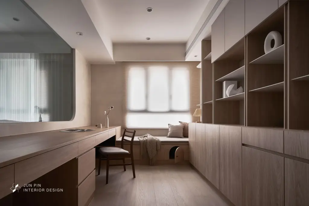 窗邊臥榻搭配風琴簾， 柔化自然光線。臥榻下方設計隱藏式貓洞，讓貓咪自在穿梭主臥與書房之間，串聯人與貓的生活動線。