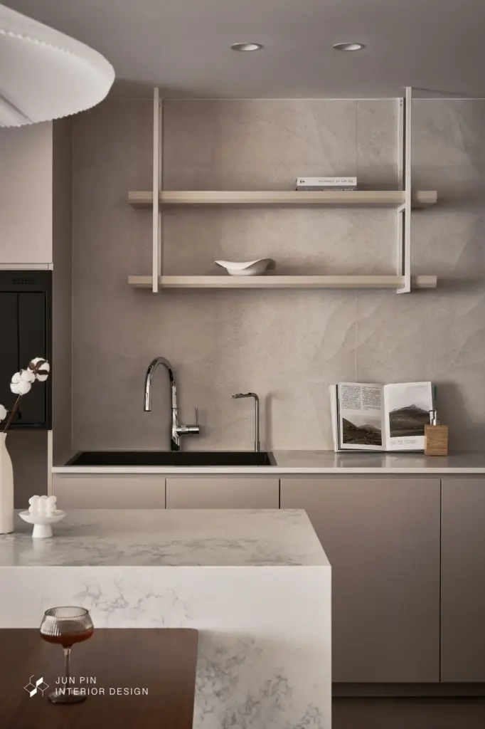 特殊廚房磁磚為空間注入細膩層次，兼具實用與記憶點，讓料理時光也充滿生活感。