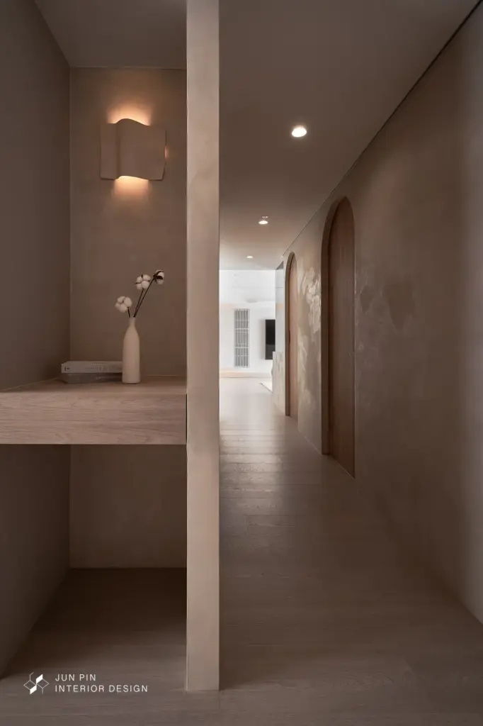 弧形拱門、藤編櫃門，為極簡空間注入自然手感