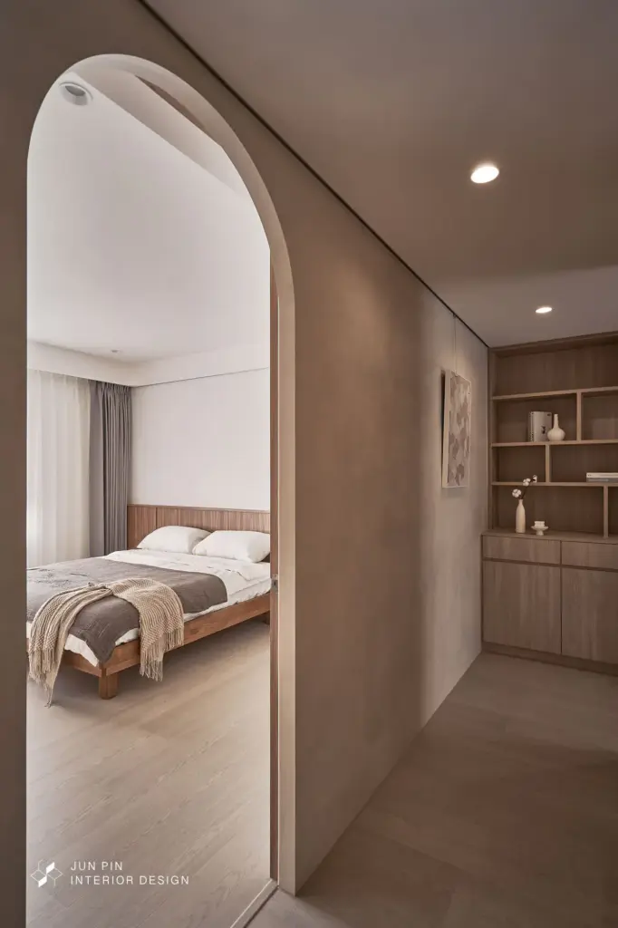 現代侘寂風格運用拱門元素搭配特殊漆打造舒適靜謐空間