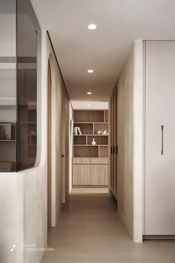 本案以日式侘寂 × 現代極簡為設計主軸，揉合奶油暖白、淺米色、自然木紋與藤編元素，用低彩度、柔和層次，堆疊出溫潤、安定、耐看的生活氛圍。