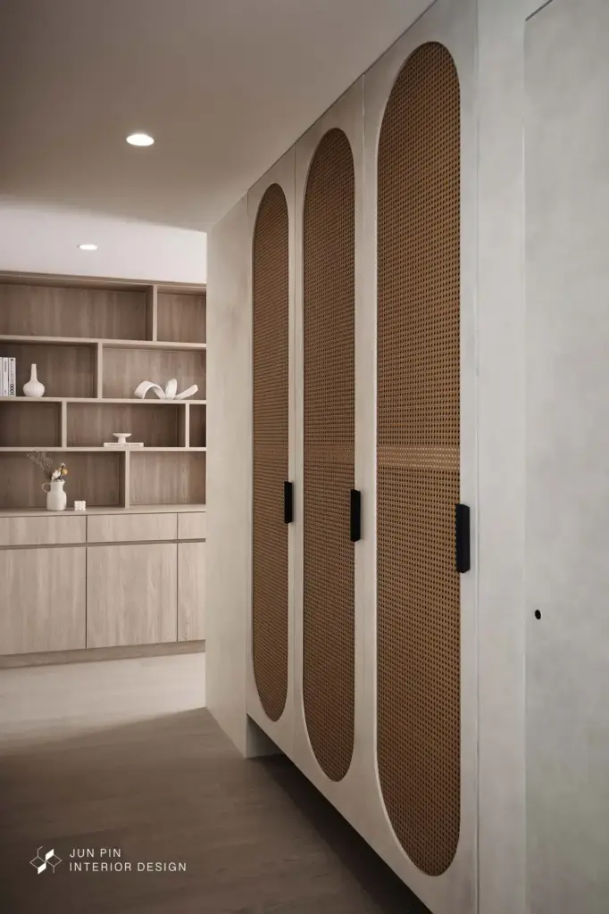 藤編門也成為現代侘寂風長廊的焦點