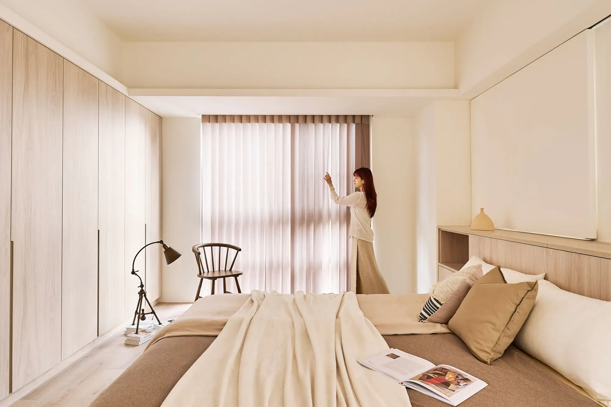 透光紗簾＋遮光布簾，兼顧白天採光與夜晚隱私。