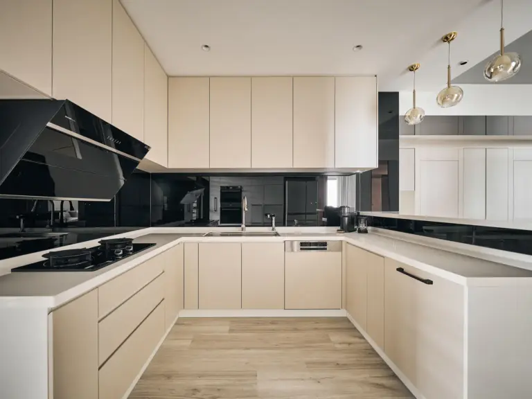 廚房規劃不是把廚具排一排就好，而是要從使用動線、收納邏輯與電器配置一起思考