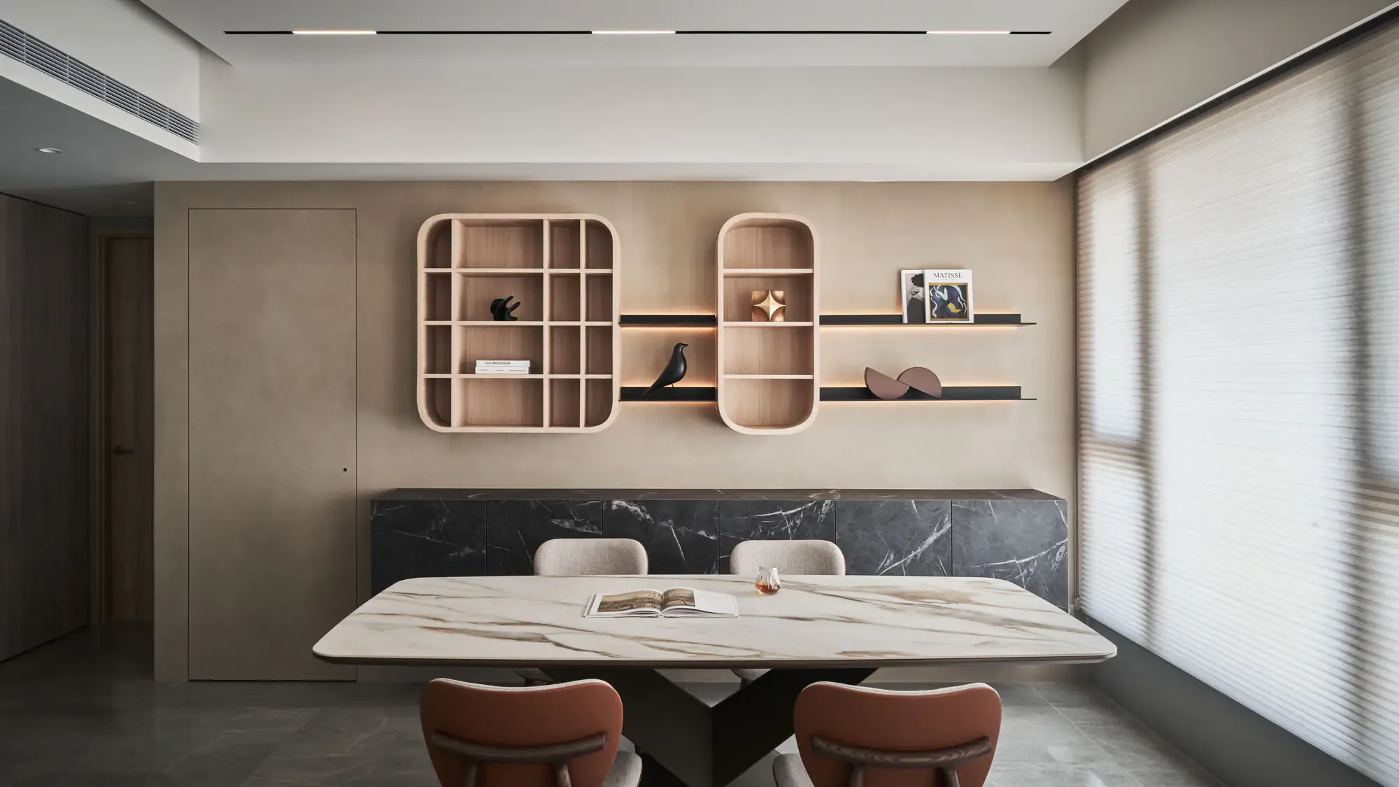 在小坪數居家或餐廳空間中，動線規劃是決定使用舒適度與空間感的重要關鍵