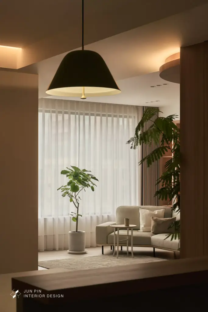 設計上避免繁複造型，透過材質比例與線條層次，讓空間在簡約中保有細節。