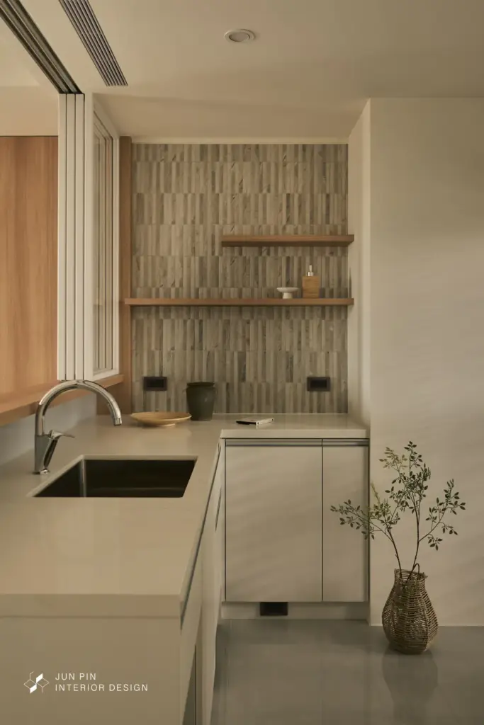 廚房局部牆面貼覆磁磚，作為機能與材質的轉換，也讓空間層次更為豐富。