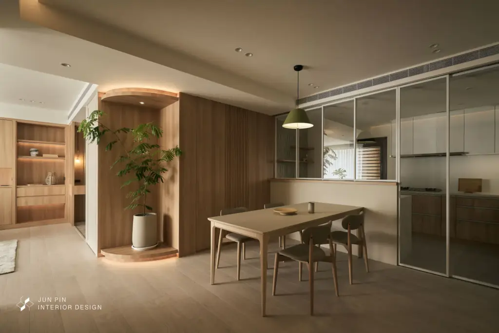 半開放式餐廚： 將原有的封閉式廚房改為半開放式，新增具備備餐機能的中島檯面，不僅擴展了料理視野，也讓光影能在公領域無礙流動。