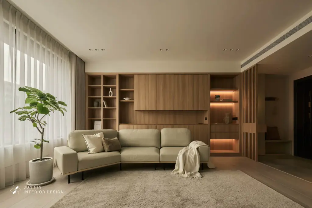 空間透過大面積木紋材質與細膩的格柵線條，勾勒出如大地般安穩、如奶油般絲滑的溫潤氛圍。