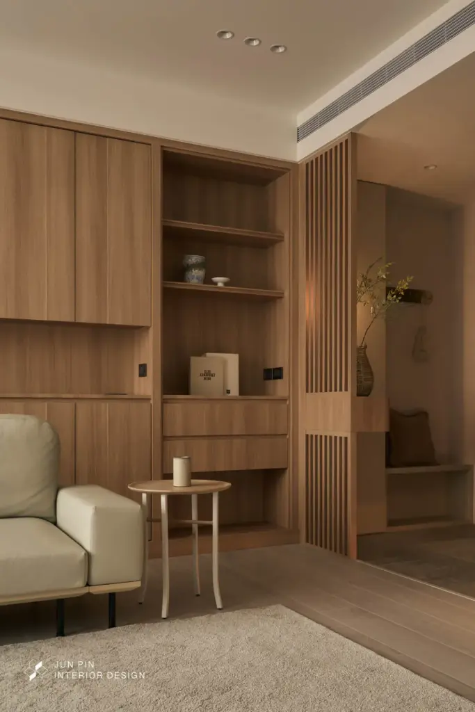 屋主偏好北歐日式簡約的居家風格，整體空間以大量木紋材質為基底，搭配局部格柵線條，營造溫潤、安定且不過度裝飾的生活氛圍。