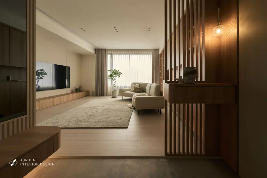 玄關以格柵屏風作為視線穿透的界定，搭配懸空穿鞋椅，兼顧收納與入門的輕盈感