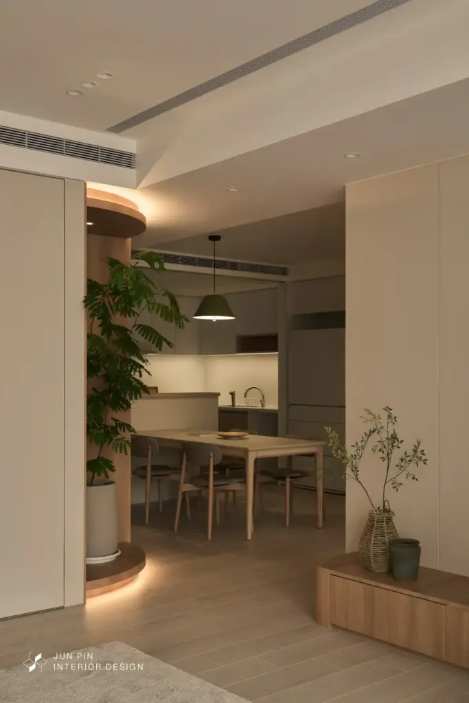 整體設計歷程從前期規劃到工程完工，歷時將近一年。屋主在材料、家具與燈飾的挑選上皆高度參與，透過多次討論與調整，逐步將對家的想像落實於空間之中，也讓這次舊翻新工程更貼近實際生活需求。