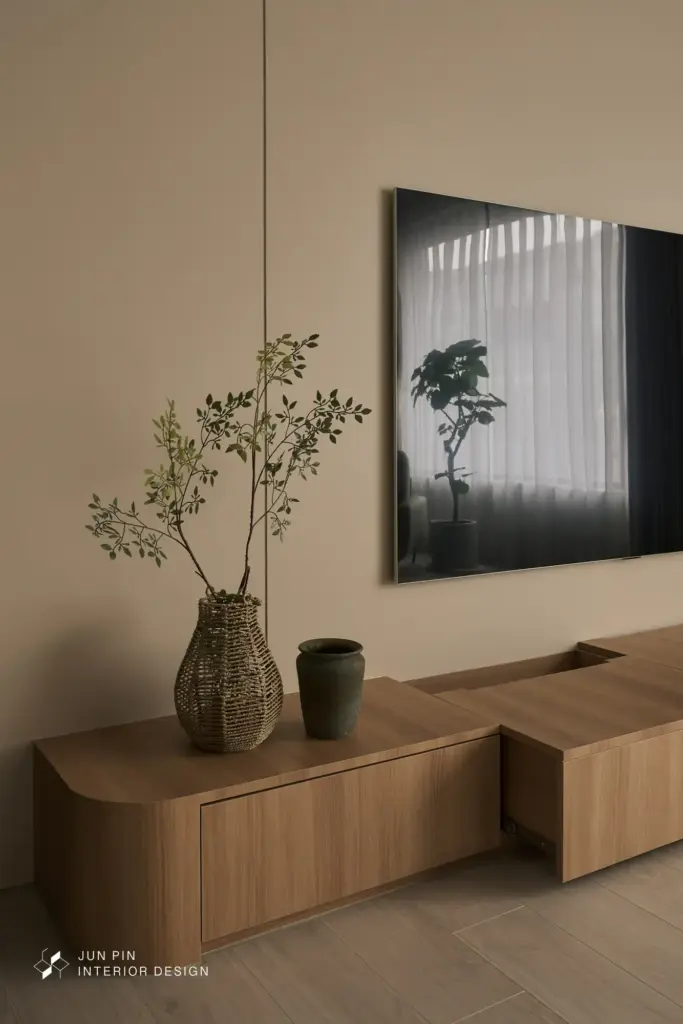 客廳電視櫃運用平推的方式拉開櫃體