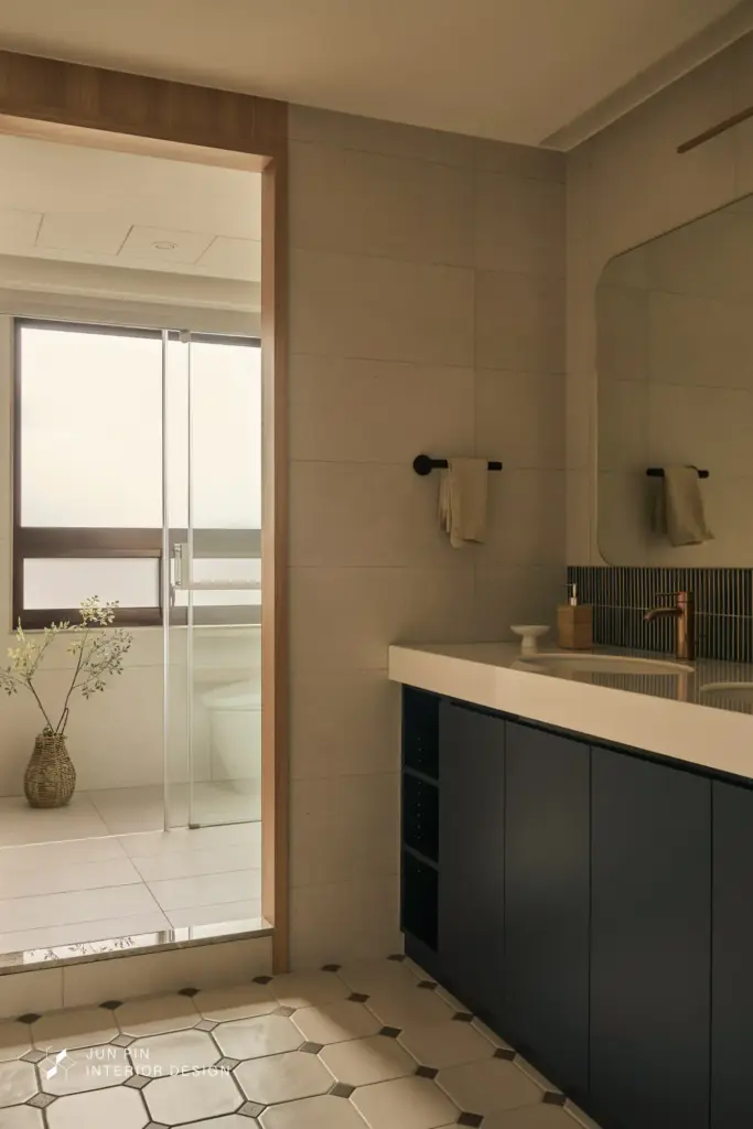 客浴原為簡易三件式配置，因屋內有三位小朋友，經過討論後調整為雙面盆設計，並將馬桶與淋浴區獨立分隔，使早晚尖峰使用時更加便利。