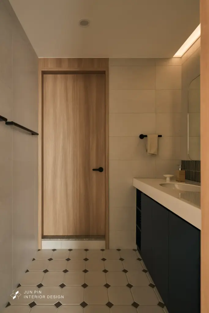 視覺上利用藍色鐵道磚的活潑感，與櫃體、五金進行跳色搭配。