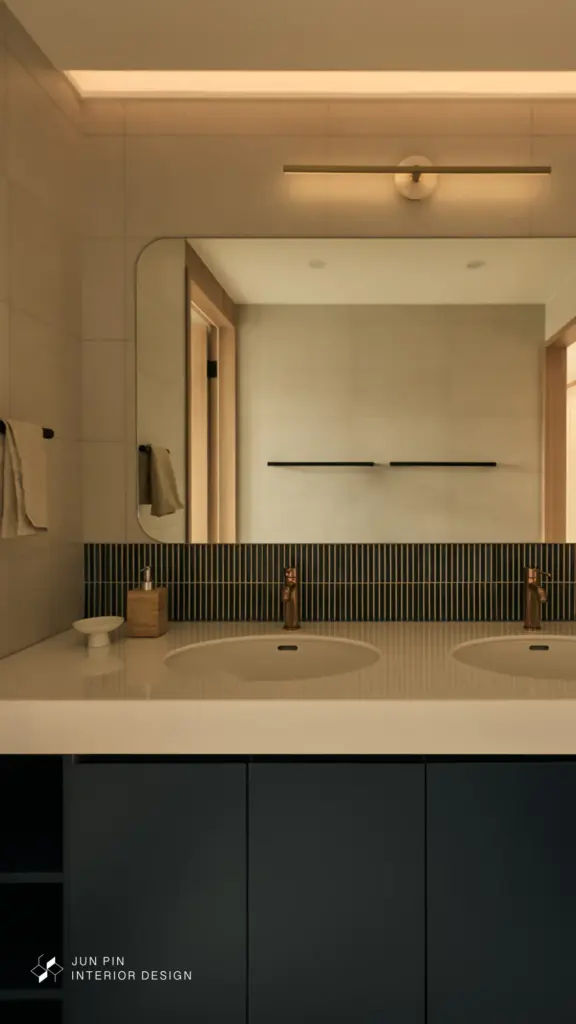 考量家中三位小朋友的晨間梳洗需求，客浴從簡約的三件式擴充為雙面盆設計，並落實馬桶與淋浴區獨立的機能分割。