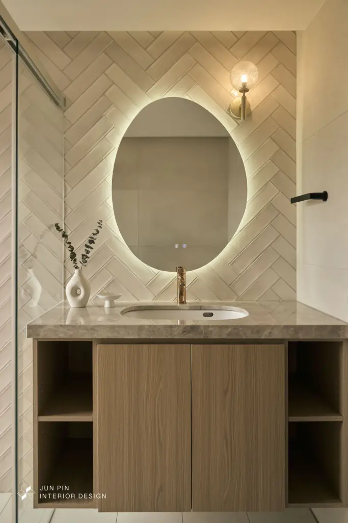 降板式浴缸與面盆檯面統一使用大理石鋪設，展現材質的細節變化