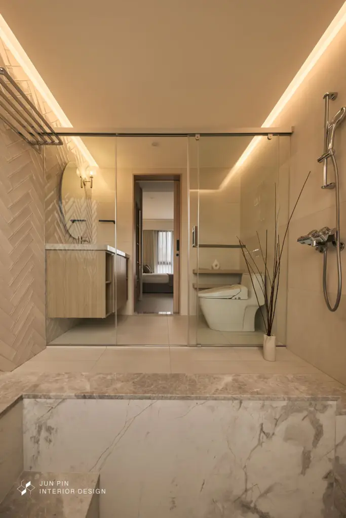 地坪部分透過不同磁磚材質區分乾濕區域，使動線與使用機能更為清楚。