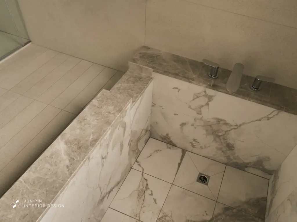 降板式浴缸及面盆檯面皆使用大理石鋪設