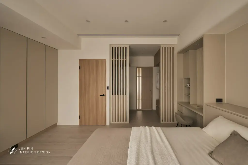 主臥運用格柵元素區隔更衣室，再設置格柵拉門規劃更衣室至主浴的動線劃分