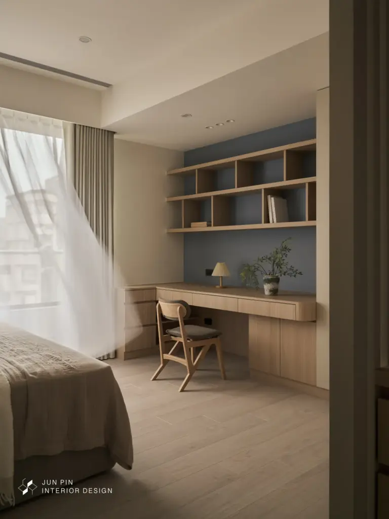 主臥書桌牆面配合男業主喜愛的藍色調跳出不同的韻味風格