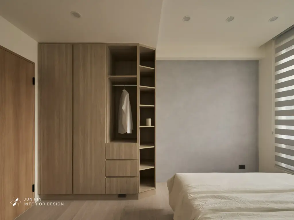 次臥牆面採用特殊漆感的壁布擁有不同的紋理視覺