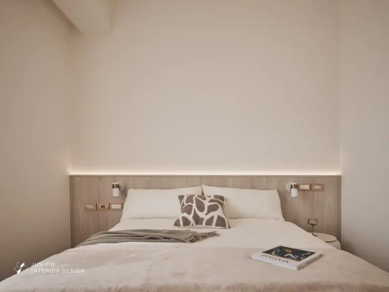 床頭板，上方設置了燈帶，增添主臥空間的氛圍感