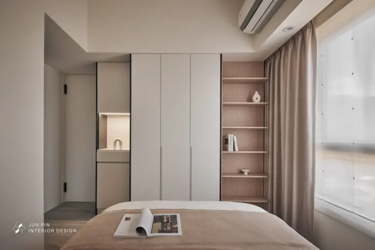 床尾設置了收納櫃，同樣利用了木色的開放展示櫃與封閉式櫃體結合