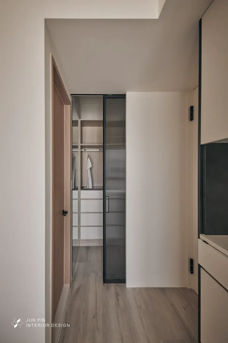 以鐵灰色鋁框和長紅玻璃作為拉門，保留光線又能維持更衣室的隱私