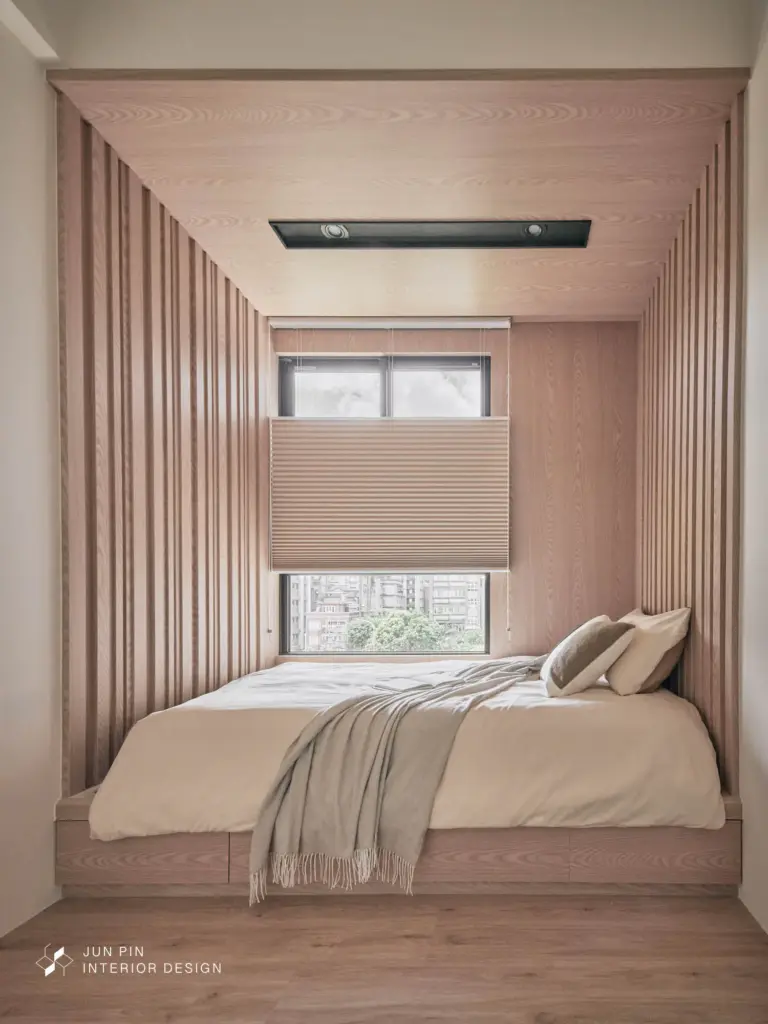 床頭床位都用不規則的格柵設計裝飾