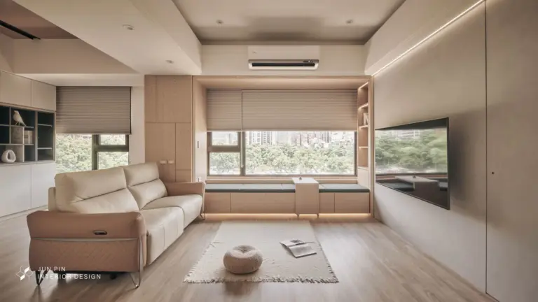 將空間的重心擺在公領域，且以簡單溫暖的色調和日式氛圍為主