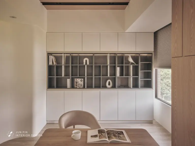 背後做了一整面的收納櫃體，增添書房的收納機能