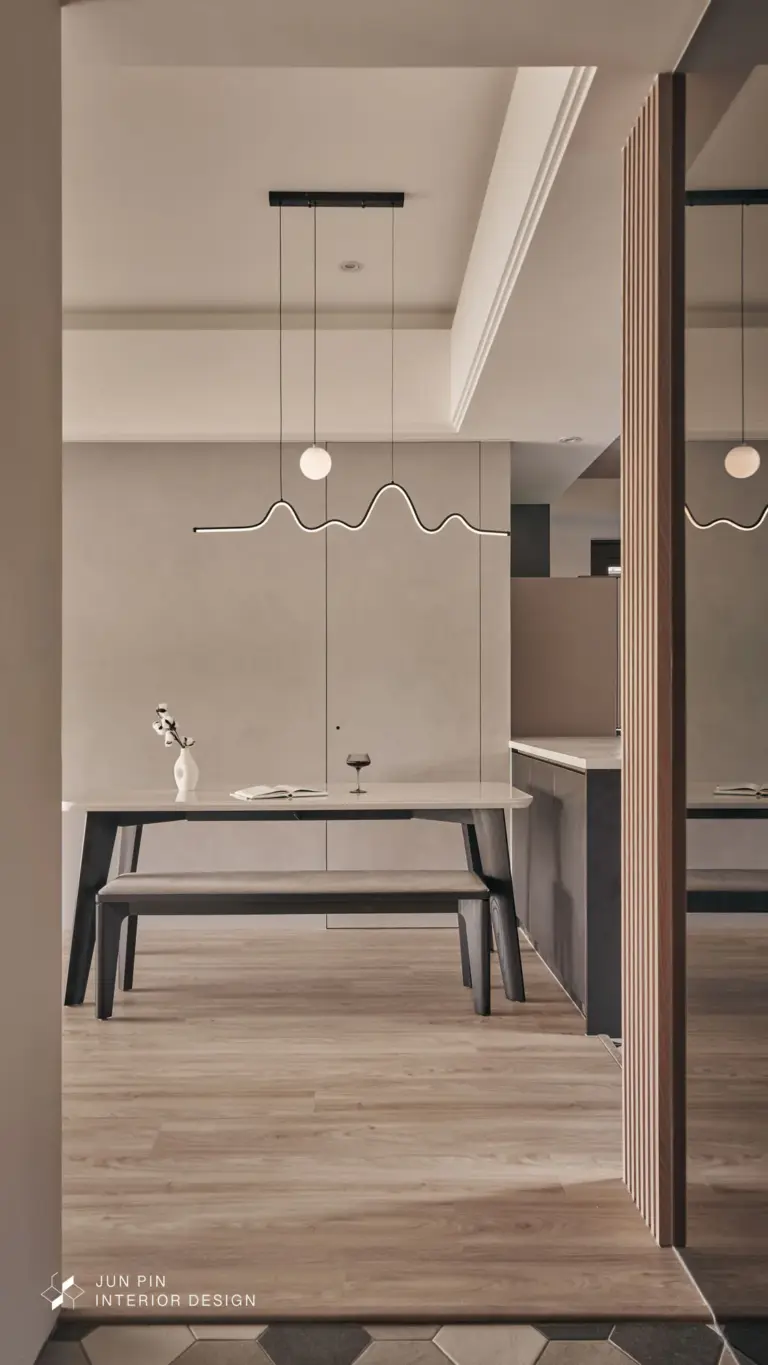 餐廳緊鄰著廚房中島，上方使用了線型的吊燈