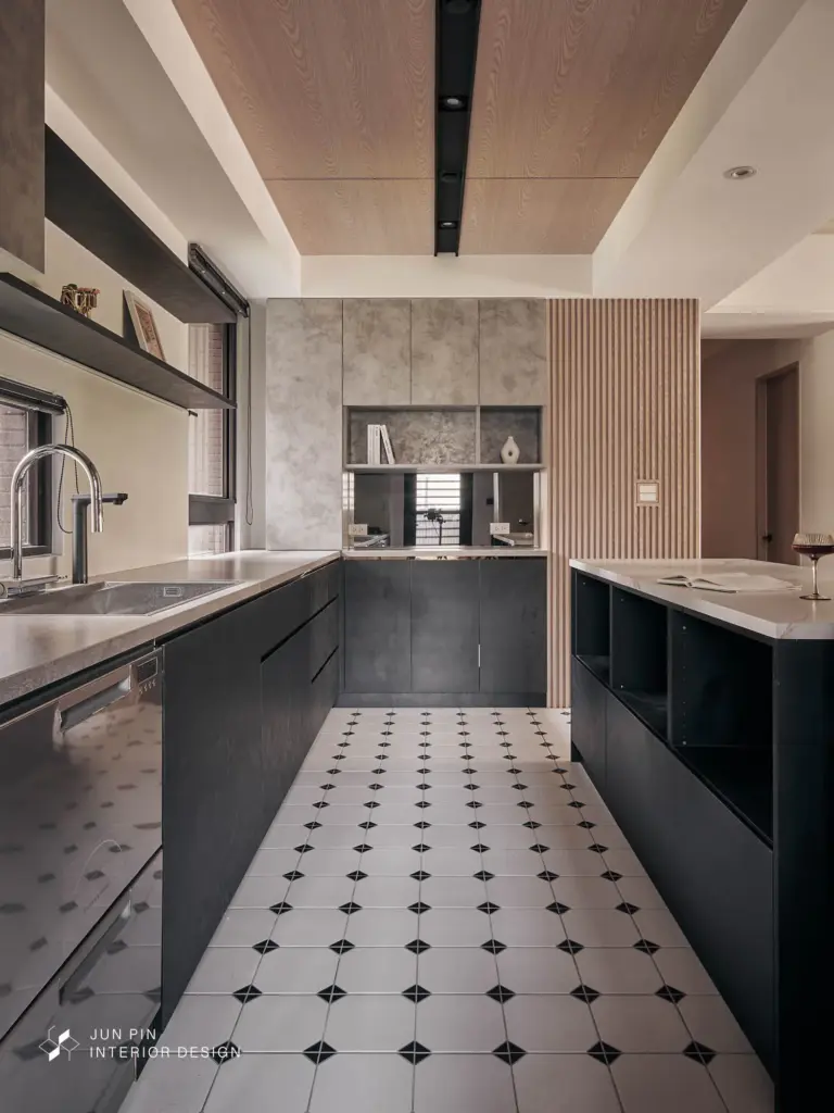 廚房使用深色的櫃體，與其他區域的淺色和日式感有較大的區別