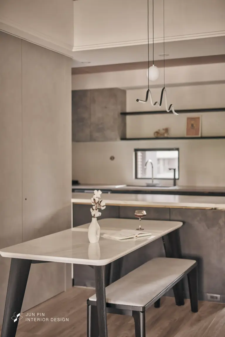 餐廳緊鄰著廚房中島，上方使用了線型的吊燈
