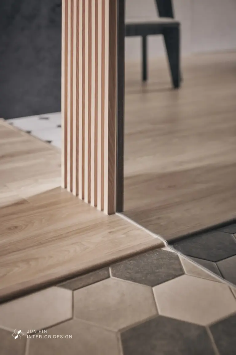 使用了較為活潑的六角磚作為地磚