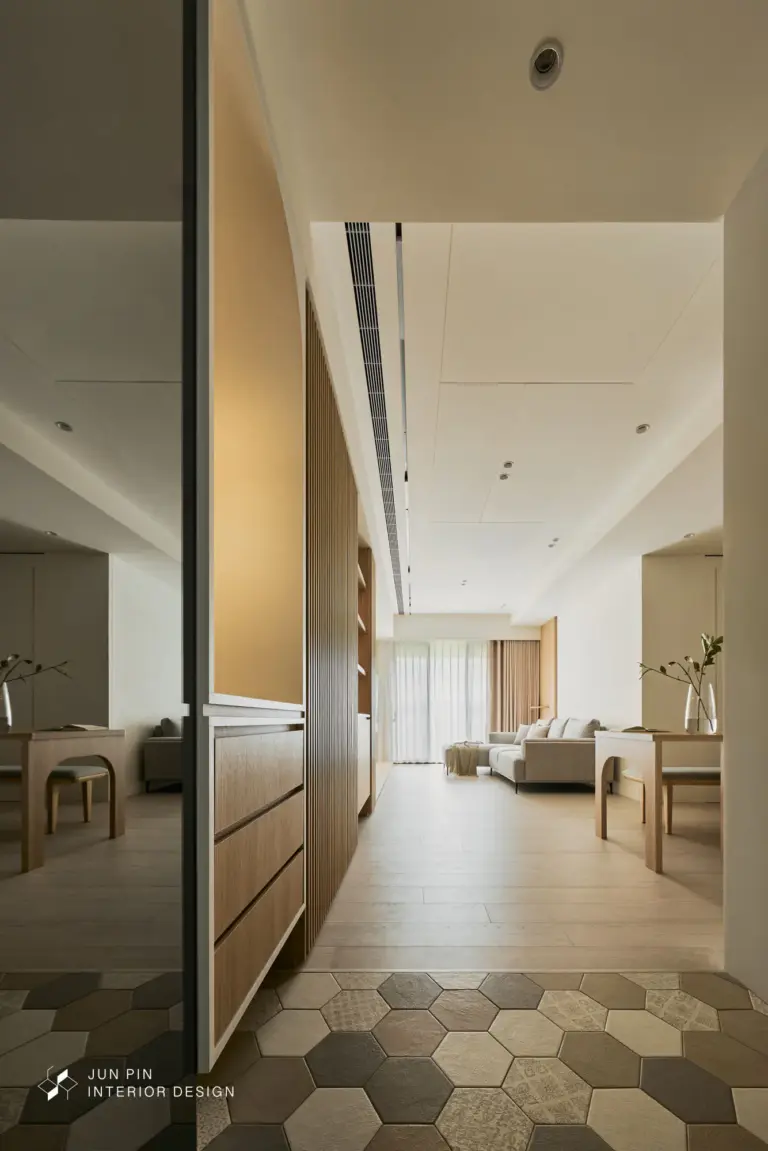 玄關以六角花磚作為落塵區，為空間開啟較為活潑的開端