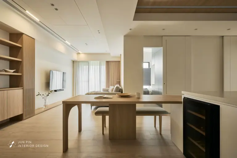 設計師特意設計了較大的中島連結餐桌